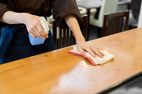 居酒屋の清掃作業